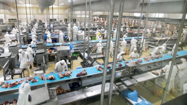 garro recorrio las instalaciones del frigorifico gorina, una empresa con historia platense