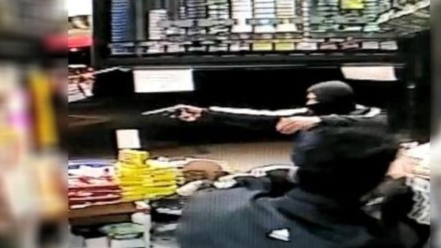 video: con armas de fuego y en segundos, motochorros asaltaron un kiosco en la plata