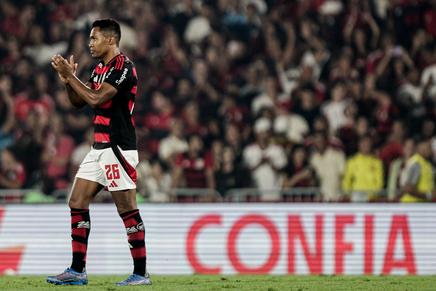 Flamengo podr&iacute;a sufrir la dura baja de Alex Sandro para el duelo ante Estudiantes