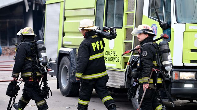 un corralon de la plata se prendio fuego y un sereno tuvo que ser atendido