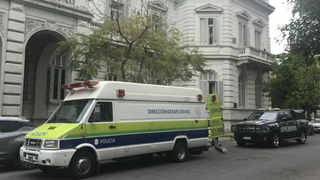 aparecio un extrano objeto en tribunales y lo evacuaron: era una caja de cd vacia