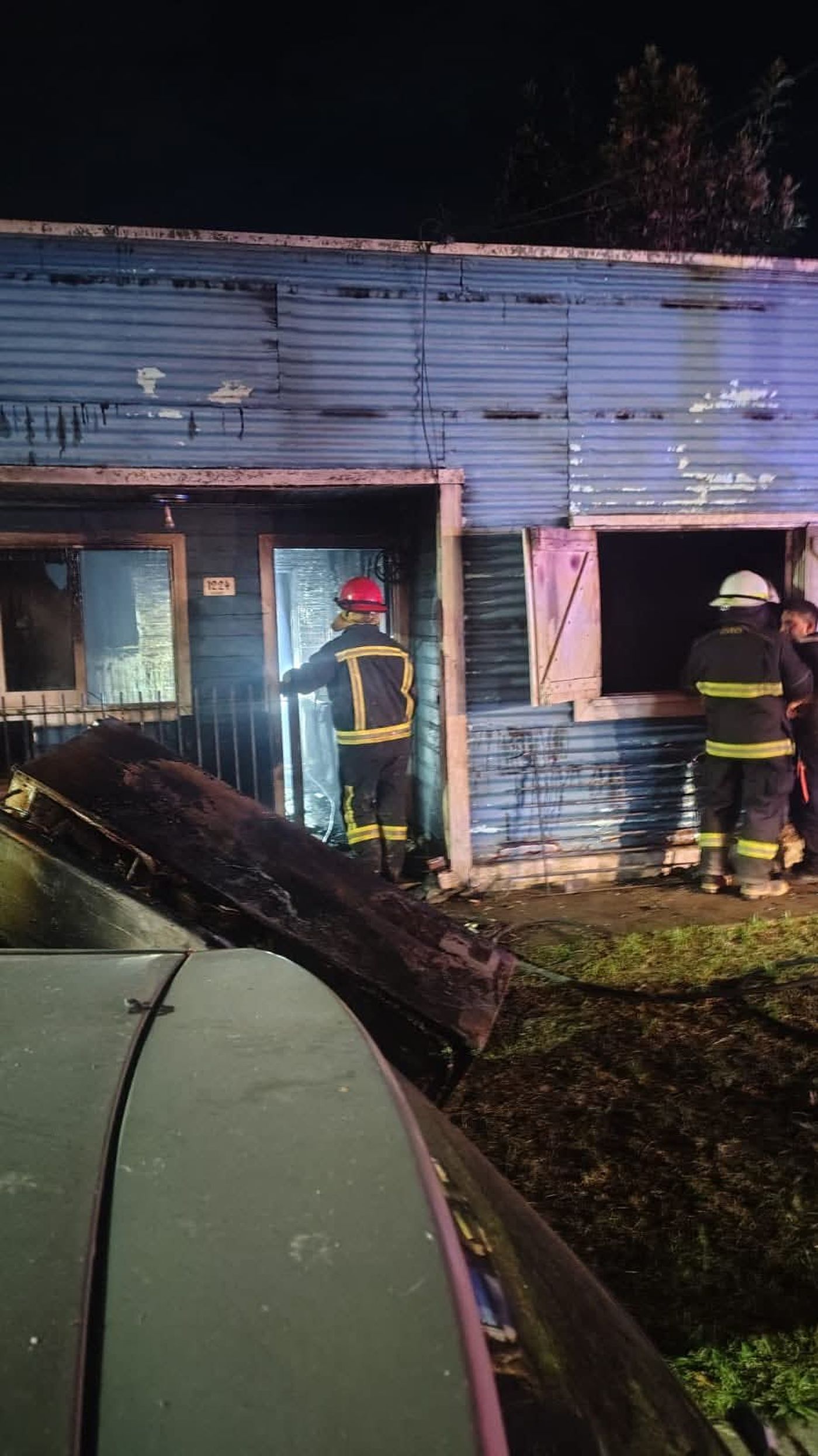 Los bomberos combatiendo el incendio en una casa de Berisso