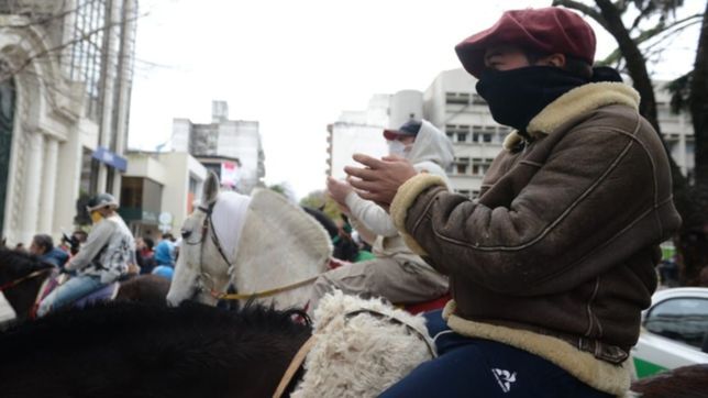 trabajadores del hipodromo marchan en la plata para exigir la reactivacion del sector