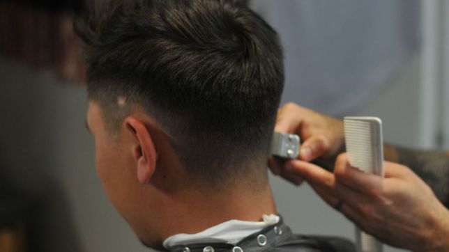 cuatro delincuentes sorprendieron a un peluquero y lo desvalijaron en la plata