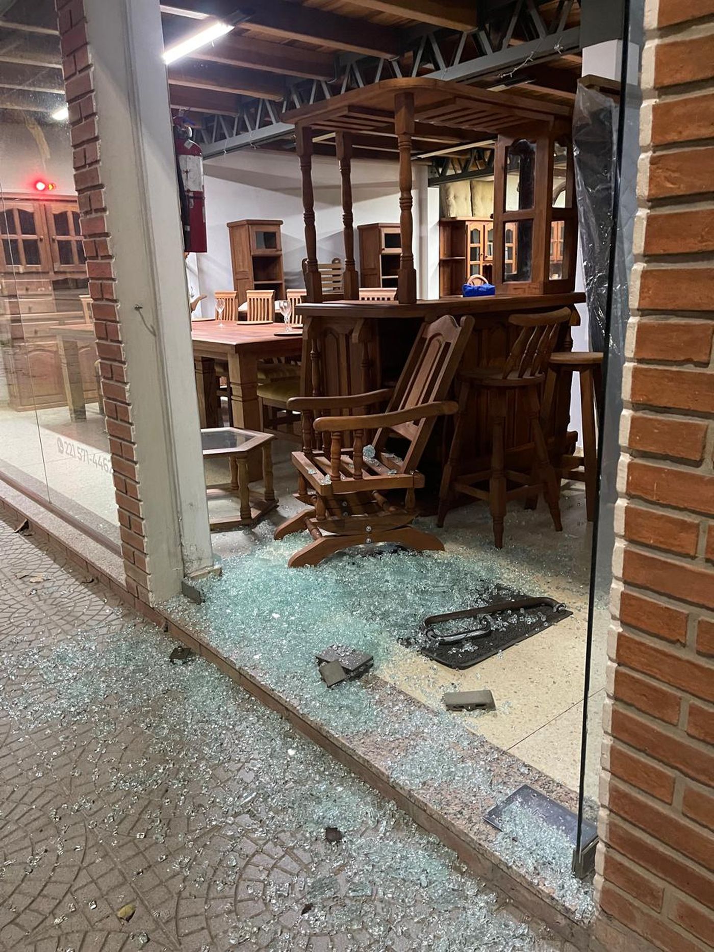 Dos j&oacute;venes fueron detenidos luego de robar en una muebler&iacute;a de Melchor Romero