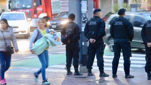 reforzaran la seguridad en los centros comerciales de la plata con policias caminantes