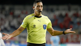 una fuerte patada y una falta polemica generaron bronca con falcon perez en la previa al clasico platense