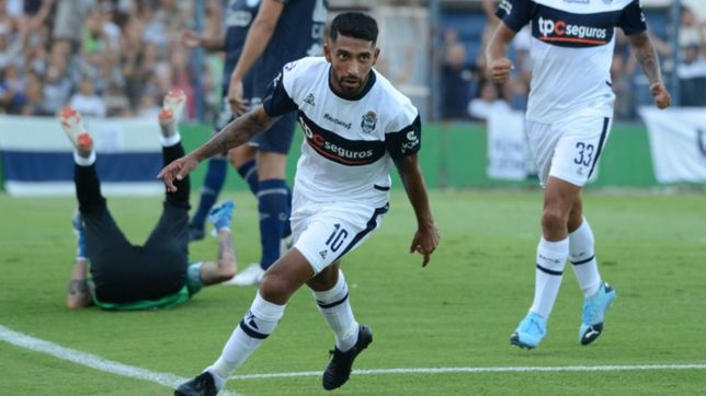 gimnasia sufrio en el final y con uno menos consiguio un triunfo clave en el bosque de la plata