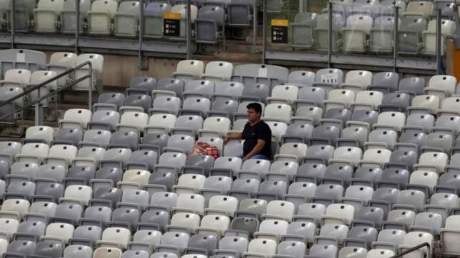 el director de la region sanitaria xi recomendo que no vuelva el publico al futbol