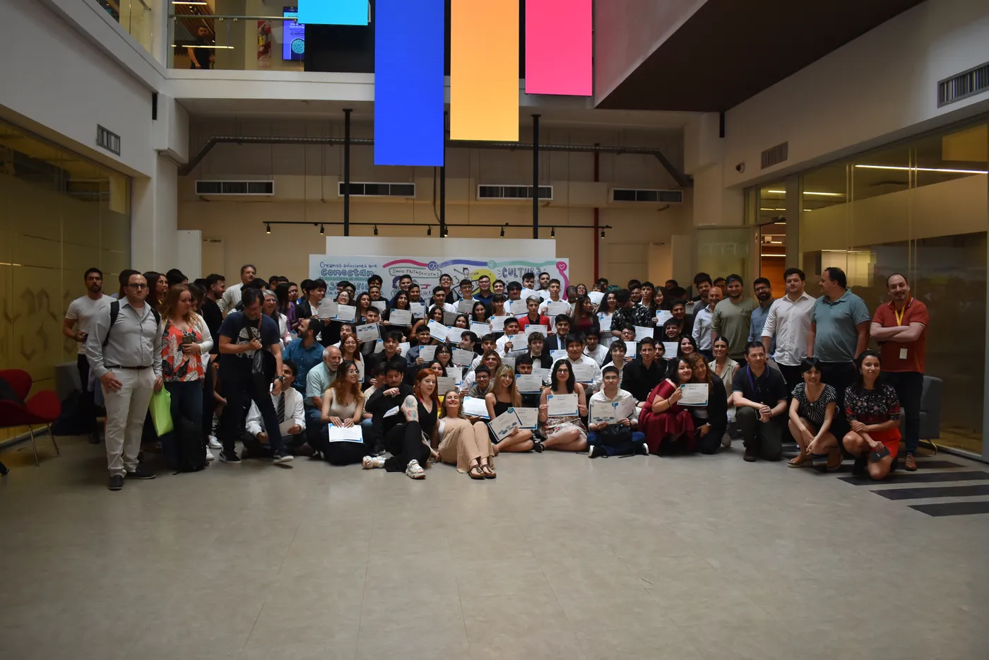 Un grupo de jóvenes que participaron de las capacitaciones de Fundación Empujar  
