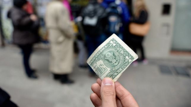 el dolar blue se desploma y se aleja del pico de casi $500