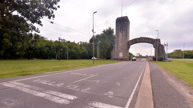 dos vecinos trabajan en la produccion de un documental sobre los misterios de villa elisa