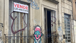 intentaron usurpar una vieja casa a metros de plaza moreno y terminaron detenidos intentaron usurpar una vieja casa a metros de plaza moreno y terminaron detenidos