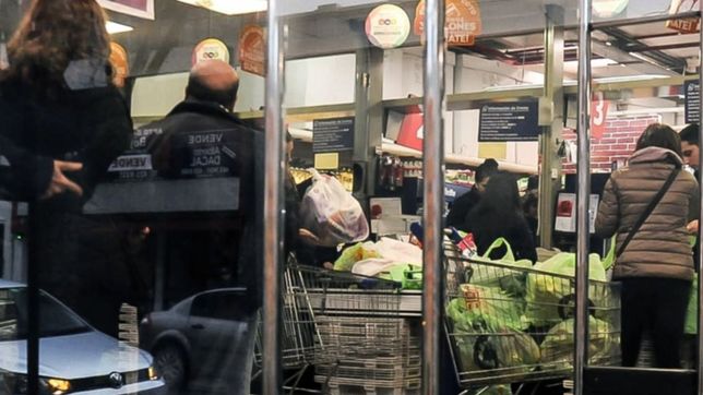 largas filas en los super de la plata por los descuentos del banco provincia