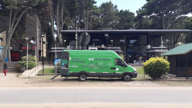 el banco provincia abrira cajeros moviles durante el verano: ¿donde estaran y por que?