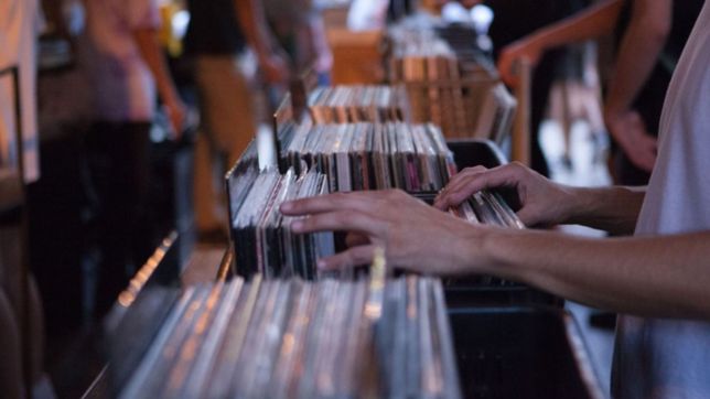 con ofertas y lanzamientos exclusivos, vuelve la noche de las disquerias y se suman locales de la plata