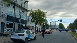 piedrazos y un tiroteo frente a un supermercado de la plata por una disputa entre dos grupos
