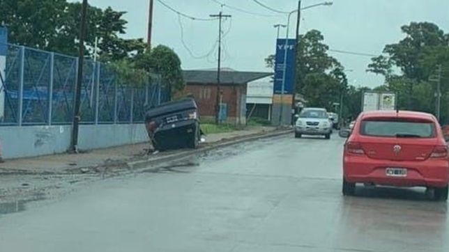 volco en la puerta de la refineria de ypf, intento prender fuego el auto y escapo