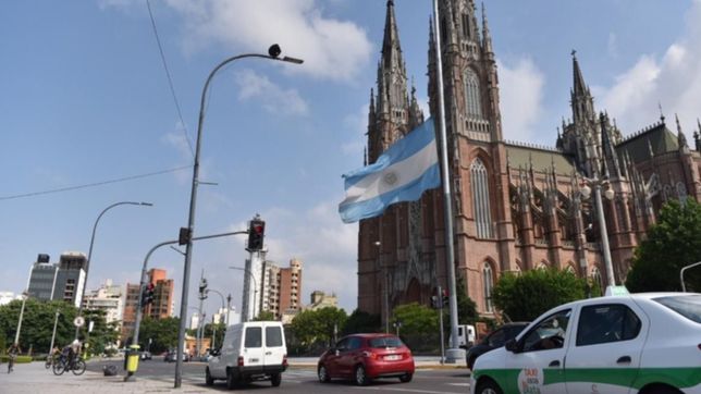 con la bandera de plaza moreno a media asta, la plata adhiere al duelo por maradona