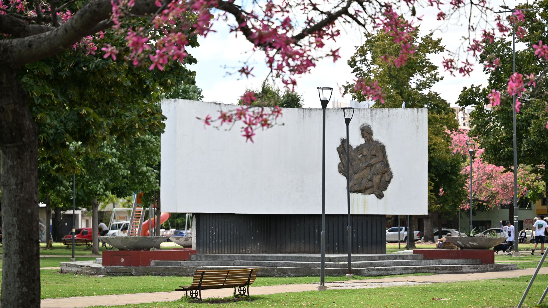 Vecinos y activistas rechazan la remoción del monumento de Plaza España