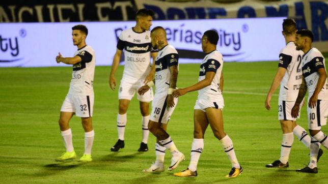 un polemico bautismo desato un escandalo en gimnasia y termino con jugadores separados