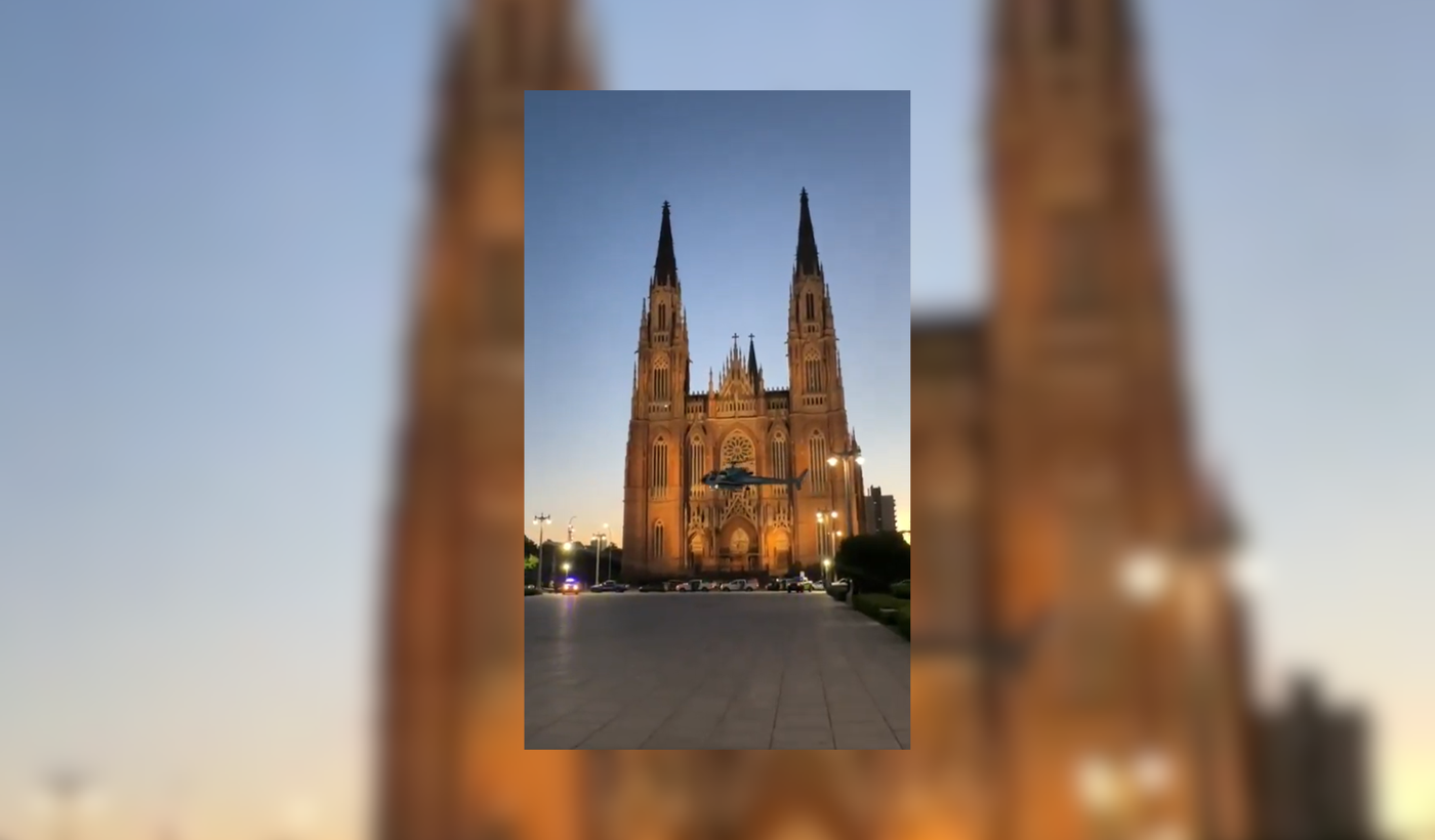 Video: un helicóptero aterrizó en Plaza Moreno y sorprendió a todos los platenses