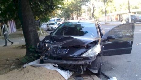 Manejaba borracho, chocó contra un auto y un árbol: casi provoca una tragedia