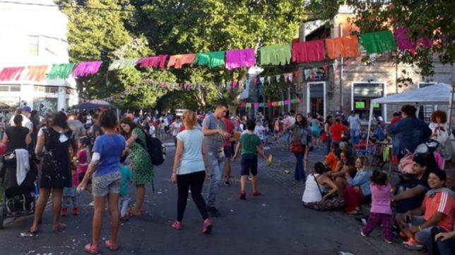 el espiritu del carnaval invadio el barrio hipodromo de la plata con una guerra de agua y espuma