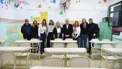 Julio Alak entregó equipamiento escolar en dos primarias de La Plata