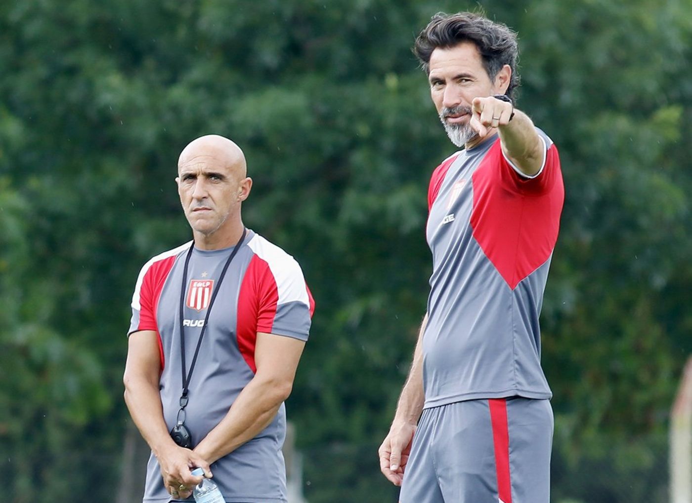 Eduardo Domínguez sonrie entrenamiento Estudiantes.jpg