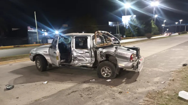 un choque entre una camioneta y un auto casi causa una tragedia en el distribuidor pedro benoit