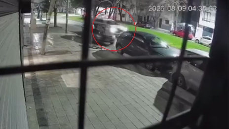 Un conductor destrozó un auto estacionado y escapó, pero todo quedó filmado y lo buscan