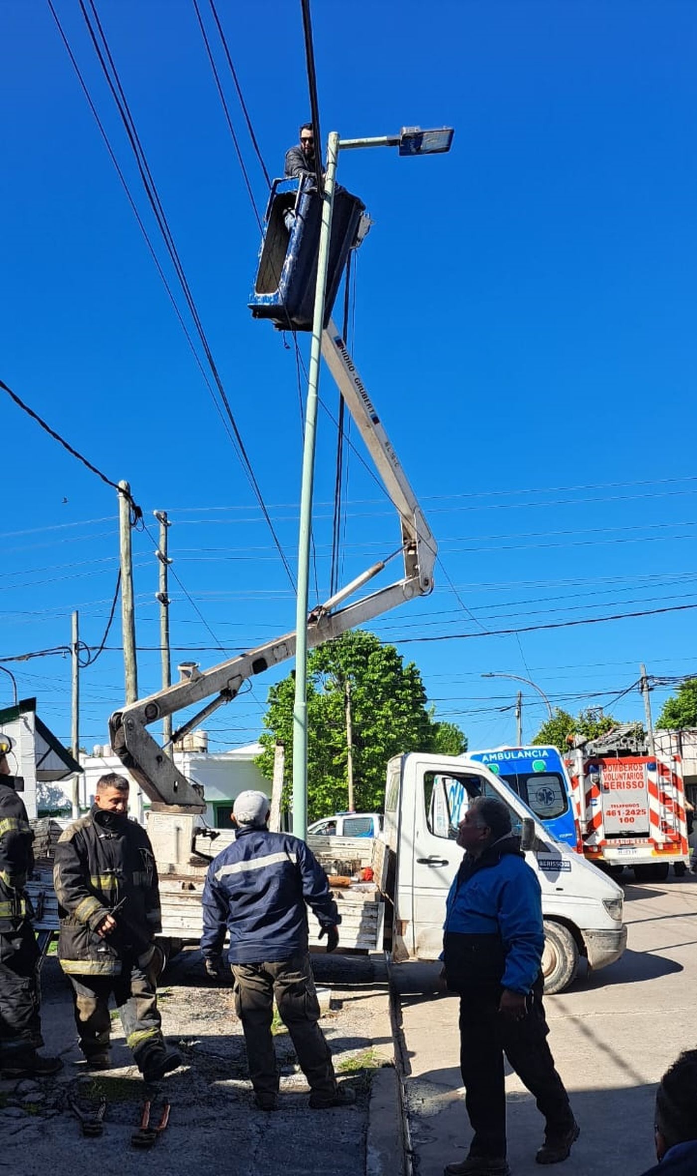 El operario municipal de Berisso, atrapado en las alturas El operario municipal de Berisso, atrapado en las alturas