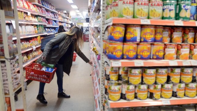 el gobierno pidio a empresarios congelar los precios de 900 productos hasta enero