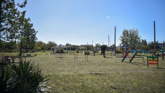 con luces led, juegos y nuevos arboles, renuevan una nueva plaza de la plata