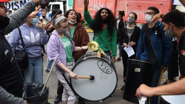 estudiantes de la unlp marcharon a rectorado para pedir la vuelta progresiva a las aulas