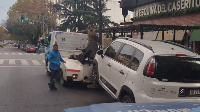 escandalo en pleno centro por una mujer que se atrinchero para que la grua no se lleve su auto