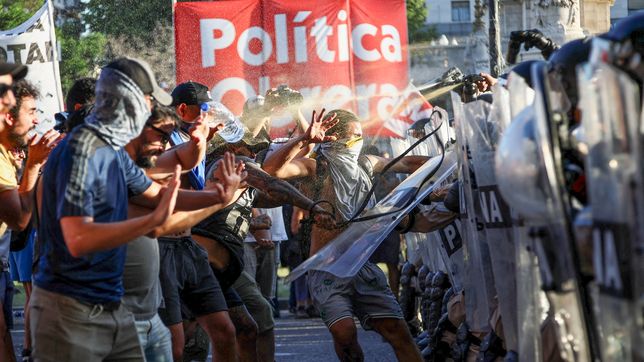 sigue la tension entre manifestantes y las fuerzas federales en el congreso