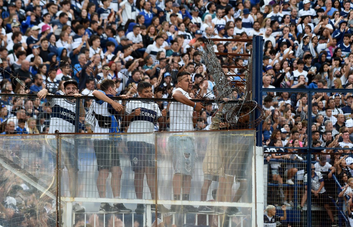 Gimnasia Estudiantes hinchada 4.jpg