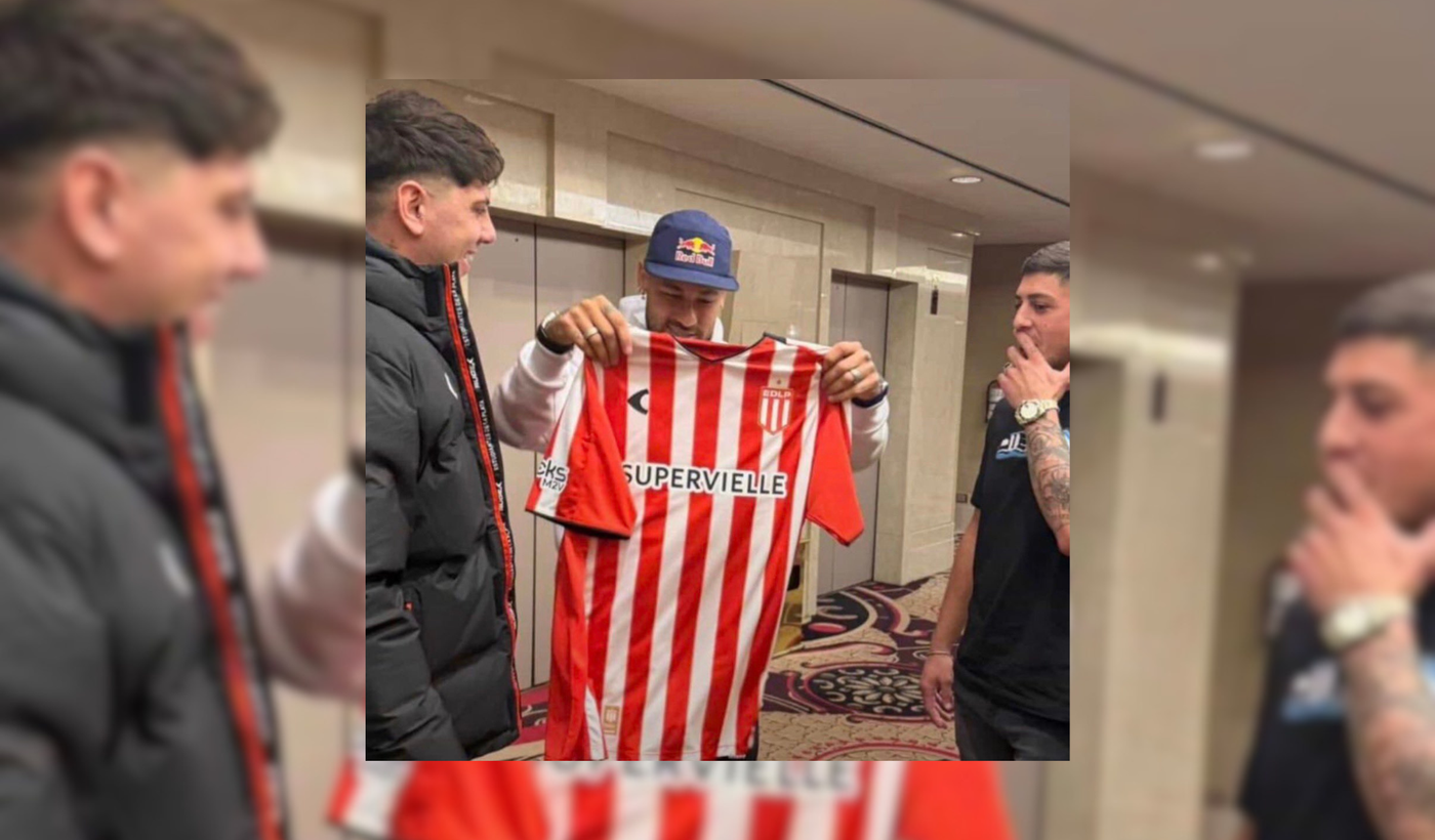 Hinchas de Estudiantes regalan camiseta a Neymar