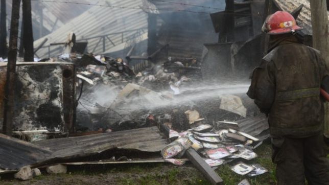 tension en la plata: lo acusan de abusar de un nene y los vecinos le incendiaron la casa