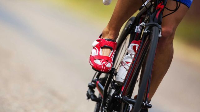 organizan una bicicleteada solidaria para recolectar ropa de abrigo y donar a escuelas