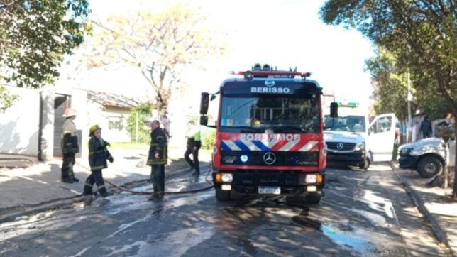 gran operativo y dos personas internadas tras un dramatico incendio en berisso
