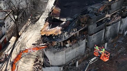 Así se vive la demolición del depósito que se prendió fuego en La Plata