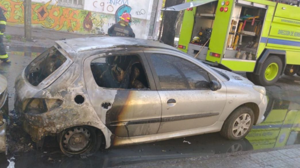VIDEO: Tensión por el incendio de dos autos en un barrio de La Plata