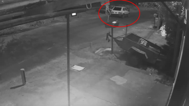 video: intentaron robar un auto en la plata pero no arranco y lo terminaron saqueando