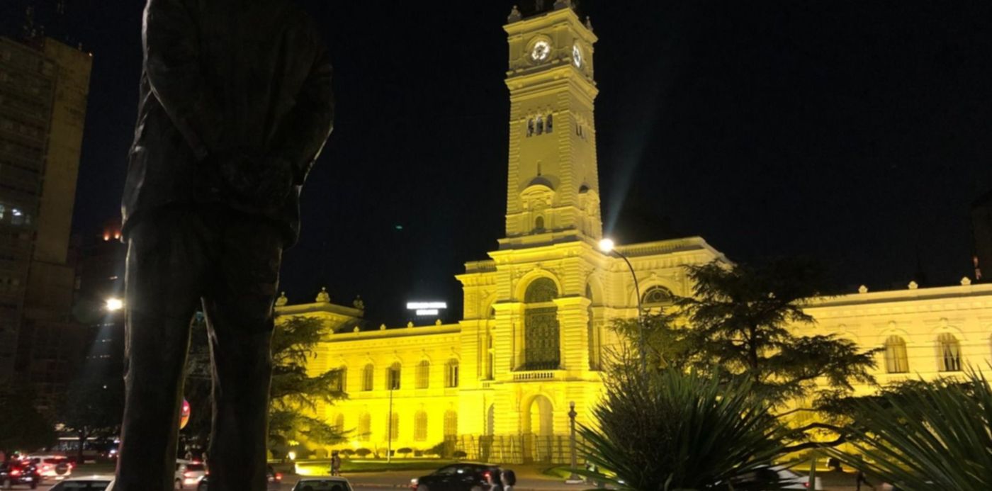 Municipalidad iluminada de amarillo