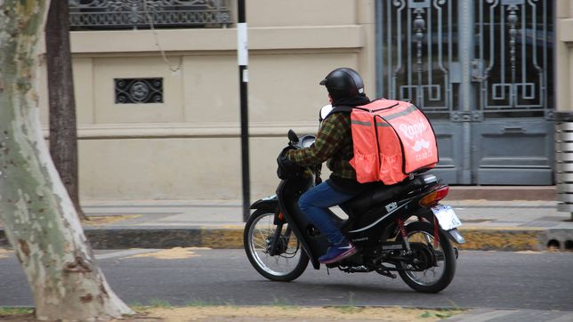 motochorros patearon en la cabeza a un repartidor de rappi para robarle en la loma