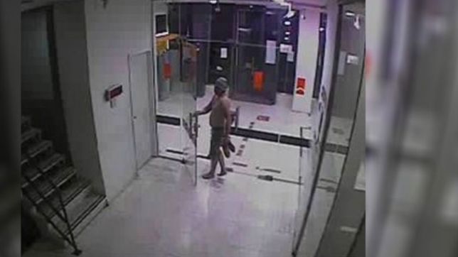 semidesnudo y en plena madrugada, entro a un banco de la plata pero no robo nada