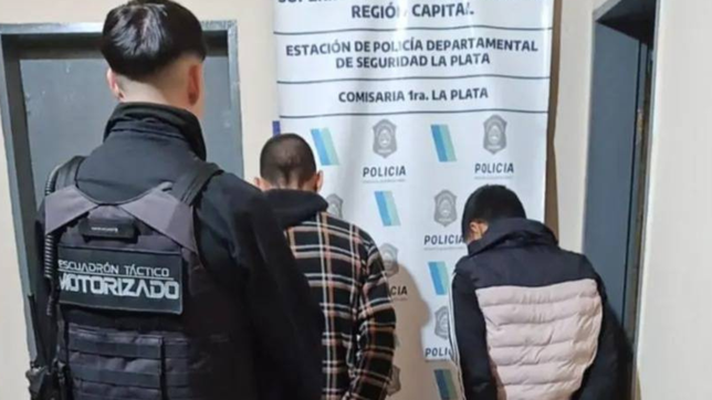 dos hombres fueron detenidos en el centro de la plata durante un control por llevar un arma